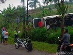 Mobil Rombongan Wisatawan dari Klaten Terguling di Sarangan, 1 Tewas Mobil Rombongan Wisatawan dari Klaten Terguling di Sarangan, 1 Tewas