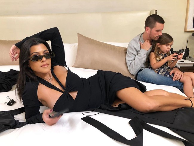 Untuk mendapatkan tubuh seperti ini Kourtney diketahui mengandalkan latihan intensif bersama trainer. Foto: Instagram @kourtneykardash