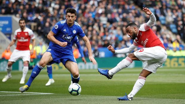 Alexandre Lacazette tak mampu cetak gol ke gawang Leicester.