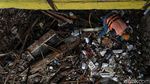 Gunungan Sampah di Pintu Air Karet