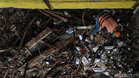 Sampah didominasi serpihan kayu.