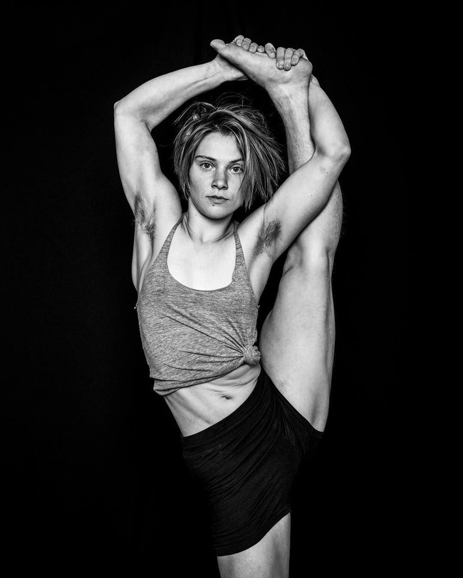 Untuk tampil mulus, sebagian wanita sering mencukur hingga melakukan perawatan laser untuk menghilangkan bulu kaki. Mencukur atau tidak, tentu itu semua tergantung pilihan masing-masing. Foto: Instagram @benhopper