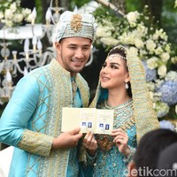 Pada akad nikah yang digelar di Bandung, Irish Bella tampil dengan menggunakan adat minang dengan menggunakan kain yang menutup kepalanya.  Foto: (Noel/detikHOT)