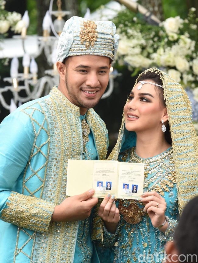 Pada akad nikah yang digelar di Bandung, Irish Bella tampil dengan menggunakan adat minang dengan menggunakan kain yang menutup kepalanya.  Foto: (Noel/detikHOT)