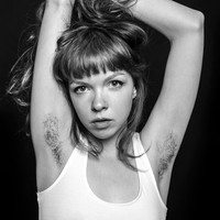 Para model pun memberikan testimoni mereka mengenai ketiak berbulu. Wanita berikut mengungkap jika awalnya ia hanya malas bercukur. Namun lama kelamaan ia mengaku lebih nyaman dengan membiarkan bulunya tumbuh secara natural. Foto: Instagram @benhopper