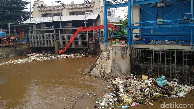 Ketinggian Air di Pintu Manggarai Turun, Warga Tetap Diimbau Waspada Ketinggian Air di Pintu Manggarai Turun, Warga Tetap Diimbau Waspada