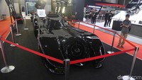 Mobil ini merupakan replika dari mobil Batman di Film Batman yang diperankan oleh Michael Keaton di tahun 1989. Sayangnya mobil ini hanya mengusung tampilan jadi tidak ada fitur-fitur canggih seperti mobil batman di filmnya. Foto: Pradita Utama