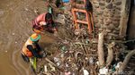 Gunungan Sampah di Pintu Air Karet