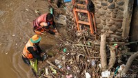 Mereka bergotong-royong membersihkan sampah.