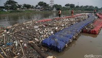 Menurut petugas sampah tersebut merupakan kiriman banjir dari Bogor.
