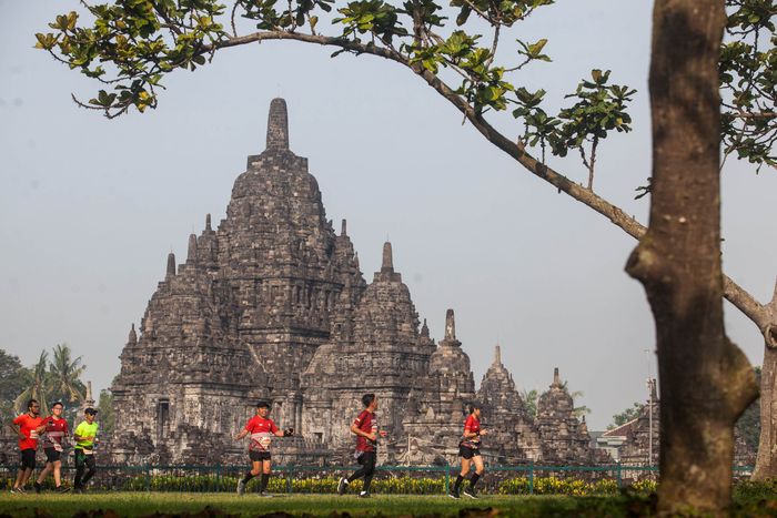 Mandiri Jogja Marathon 2019 Peserta melintasi kawasan Candi Sewu saat acara Mandiri Jogja Marathon 2019 di Klaten, Jateng, Minggu (28/4/2019). Perhelatan Mandiri Jogja Marathon yang menggabungkan kegiatan olahraga dengan pariwisata yang mengambil start di Candi Prambanan, Yogyakarta itu diikuti sekitar 7500 peserta dari berbagai kota di Indonesia dan luar negeri. ANTARA FOTO/Andreas Fitri Atmoko/hp.