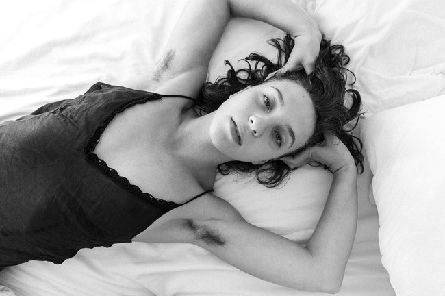 Sejumlah wanita pun diminta untuk berpose dengan mengangkat ketiak. Foto yang hadir dengan nuansa monokrom ini seolah menunjukkan wanita dalam kondisi natural mereka. Foto: Instagram @benhopper