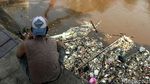 Penampakan Terkini Tumpukan Sampah di Pintu Air Manggarai