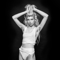 Beberapa model juga tampil dengan pakaian dalam untuk menonjolkan kecantikan alami mereka. Foto: Instagram @benhopper