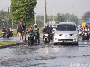 Jalan Raya Porong Lama Banjir, Roda 2 Nekat Lawan Arus