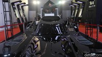 “Sengaja didatengin di tahun ini tuh karena merupakan tahun peraknya Dyandra promosindo selaku IIMS ini. Ini dihadirkan sebagai memorabilianya, ujar pria yang mendampingi Batmobile Dyandra Promosindo, Andry di IIMS 2019. Foto: Pradita Utama