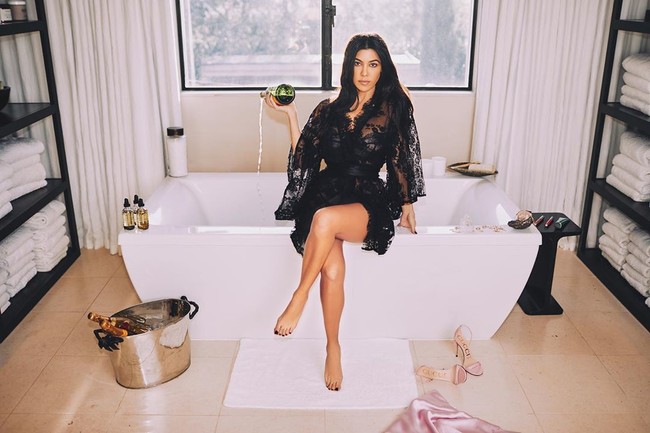 Di akun Instagram, mantan pacar Scott Dissick ini sering berbagi foto seksi. Sesaat setelah berulang tahun yang ke-40, Kourtney pun mengunggah sebuah gambar dirinya berbikini di kolam renang. Foto: Instagram @kourtneykardash