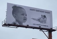 Kylie Jenner Pasang Billboard Demi Ultah Pacar, Bikin Pengguna Jalan Takjub