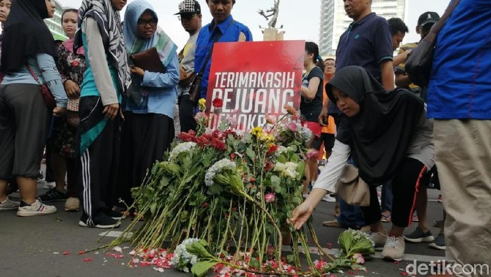 TKN Milenial gelar aksi solidaritas untuk petugas KPPS yang meninggal dunia. (Zakia Liland/detkcom) TKN Milenial gelar aksi solidaritas untuk petugas KPPS yang meninggal dunia. (Zakia Liland/detkcom)