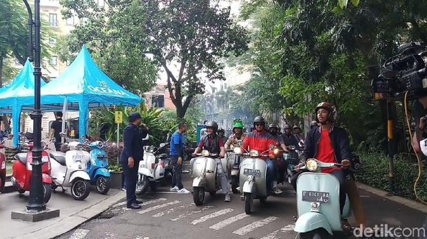Anies Baswedan naik vespa.