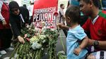 Aksi Tabur Bunga untuk Penghormatan Pejuang Pemilu