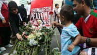 Warga pun yang tengah berolahraga, turut melakukan acara tabur bunga.