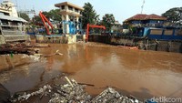 Beberapa hari lalu, Pintu Air Manggarai, Jakarta dipenuhi tumpukan sampah yang menggunung akibat kiriman luapan air dari hulu sungai Ciliwung.