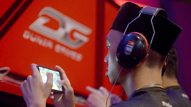 Telkomsel melalui Dunia Games selalu hadir untuk menjadi pendukung utama bagi industri ini melalui ajang kompetisi. Dengan meningkatkan kualitas jaringan broadband 4G LTE untuk memastikan Layanan game online mendapatkan jaringan yang sangat bagus dengan kecepatan tinggi dan latensi yang rendah sehingga para gamers dapat menikmati game online dengan nyaman.