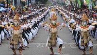 Begini potret massal para penari Telek yang dilakukan secara massal khas Desa Jumpai di kawasan Catur Muka, Semarapura, Klungkung, Bali, Minggu (28/4/2019). ANTARA FOTO/Fikri Yusuf.