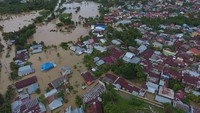Begini penampakan udara banjir yang menerjang perumahan di kawasan Balai kota, Bengkulu, Sabtu (27/4/2019). ANTARA FOTO/David Muharmansyah.