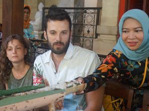 Saat Ibu-ibu Ternate Sajikan Aneka Makanan dalam Bambu ke Bule