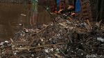 Gunungan Sampah di Pintu Air Karet