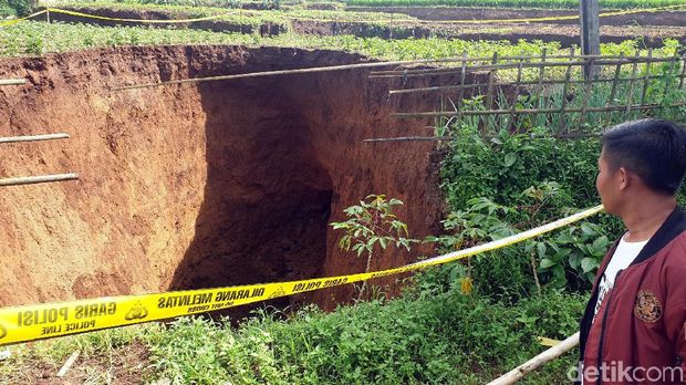 Lubang Raksasa di Sukabumi, Warga: Kami Takut dan Waswas!