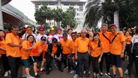 Segenap Dewan Komisaris, Direksi dan karyawan kompak mengenakan busana serba oranye. Istimewa.
