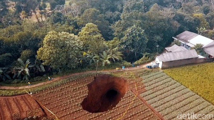 Terdengar Dentuman, Lubang Raksasa Kembali Muncul di Sawah Sukabumi