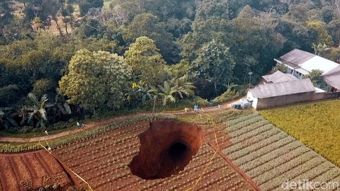 Pvmbg Soal Lubang Raksasa Di Sukabumi Bukan Karena Karst Pvmbg Soal Lubang Raksasa Di Sukabumi Bukan Karena Karst
