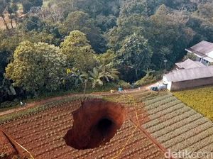 PVMBG soal Lubang Raksasa di Sukabumi: Bukan karena Karst