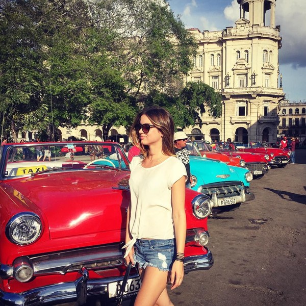 Havana, ibukota negara Kuba terkenal dengan banyaknya mobil antik. Ana pun berpose di depannya (Instagram/ana_d_armas) Havana, ibukota negara Kuba terkenal dengan banyaknya mobil antik. Ana pun berpose di depannya (Instagram/ana_d_armas)