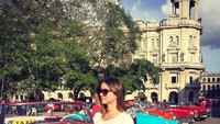 Havana, ibukota negara Kuba terkenal dengan banyaknya mobil antik. Ana pun berpose di depannya (Instagram/ana_d_armas)