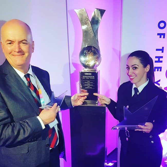 Itu sangat tidak menyenangkan. Tapi ada beberapa hal positif yang datang dari sana. Salah satunya yang aku bicarakan dalam buku adalah bagaimana kehidupan tersebut membentuk apa yang datang kemudian, ungkapnya dilansir Dailymail. Foto: Instagram @dr_sab_cohenhatton