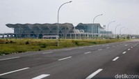 Penampakan bandara dari jalan utama.