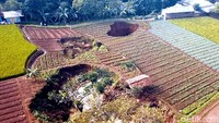 Lubang raksasa kembali muncul di persawahan milik warga, Kampung Legoknyenang, RT 5 RW 2, Desa Sukamaju, Kecamatan Kadudampit, Kabupaten Sukabumi, Jawa Barat. Lubang berkedalaman sekitar 12 meter ini memiliki diameter lebih lebar dibandingkan lubang misterius yang terbentuk awal September 2018.