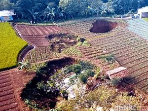 Penampakan Lubang Raksasa di Sukabumi yang Bikin Geger