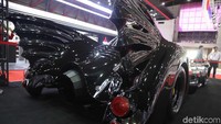Untuk mendapatkan replika yang mirip sasis mobil diperpanjang dan menggunakan tubular untuk menyangga body luarnya. Foto: Pradita Utama