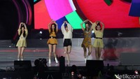 Kelima member membawakan lagu-lagu hitsnya seperti Red Flavour. Foto: (Agung Pambudhy/detikcom)