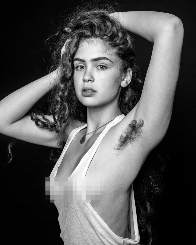 Fotografer Ben Hopper membuat proyek foto yang dinamakan Natural Beauty. Foto-foto yang diambil beberapa tahun lalu itu pun kembali viral belakangan. Salah satu yang paling populer adalah foto Maya Felix berikut yang menganggap tubuh tetap cantik meski tanpa cukur bulu. Foto: Instagram @benhopper