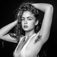 Fotografer Ben Hopper membuat proyek foto yang dinamakan Natural Beauty. Foto-foto yang diambil beberapa tahun lalu itu pun kembali viral belakangan. Salah satu yang paling populer adalah foto Maya Felix berikut yang menganggap tubuh tetap cantik meski tanpa cukur bulu. Foto: Instagram @benhopper