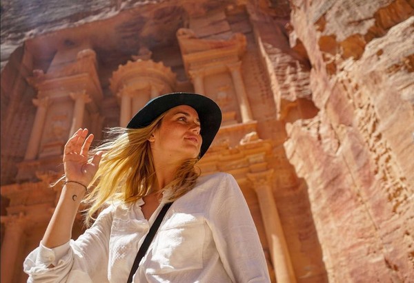 Petra, kota batu yang terkenal dari Yordania. Ana begitu terkesima dengan sejarahnya (Instagram/ana_d_armas) Petra, kota batu yang terkenal dari Yordania. Ana begitu terkesima dengan sejarahnya (Instagram/ana_d_armas)
