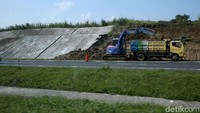 Tapi, ada beberapa ruas jalan terutama di kilometer 175-180-an, pengelola tol sengaja mengombinasikan jalan dengan aspal dan beton. Jaraknya sekitar 50 atau 100 meter. 