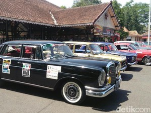 Mobil Kuno Antik Banjiri Kota Purworejo
